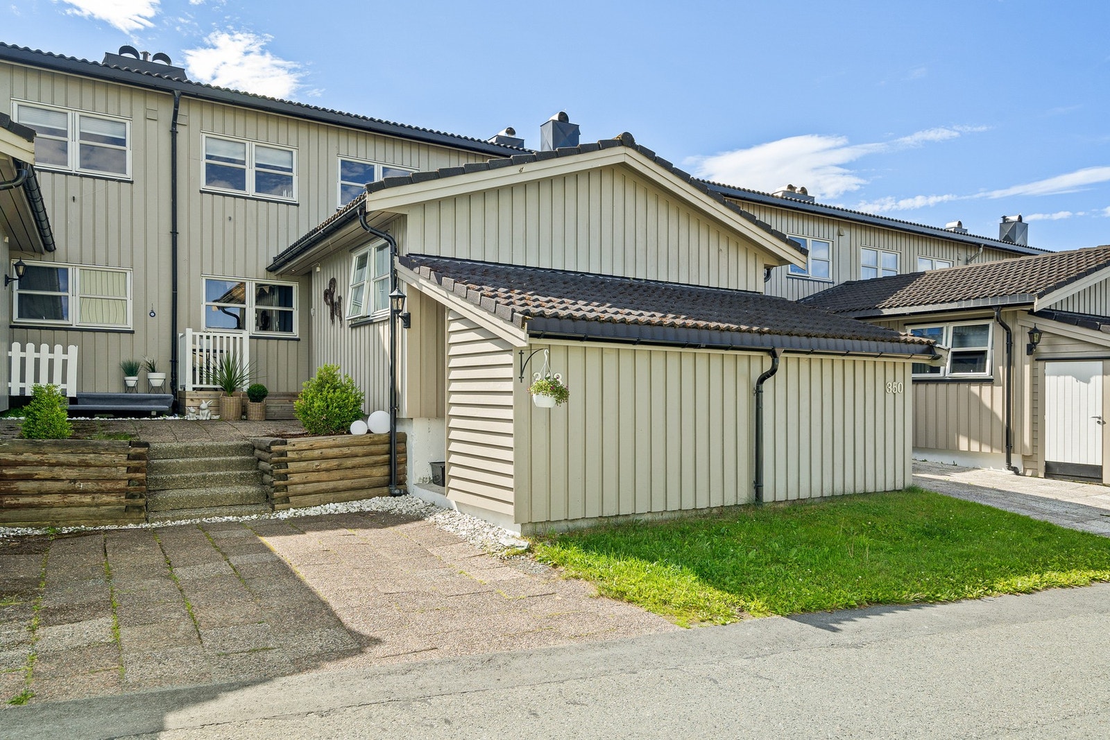 Fra boligen er det gangavstand til alt man behøver i hverdagen som barnehage, skole, dagligvare, bussforbindelser og flotte turmuligheter. Galleribilde