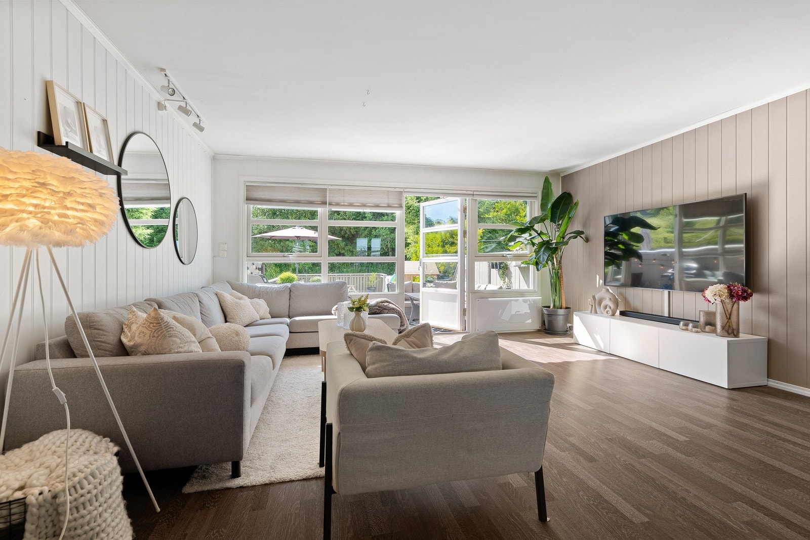 Fra stuen er det utgang til en stor terrasse. Galleribilde