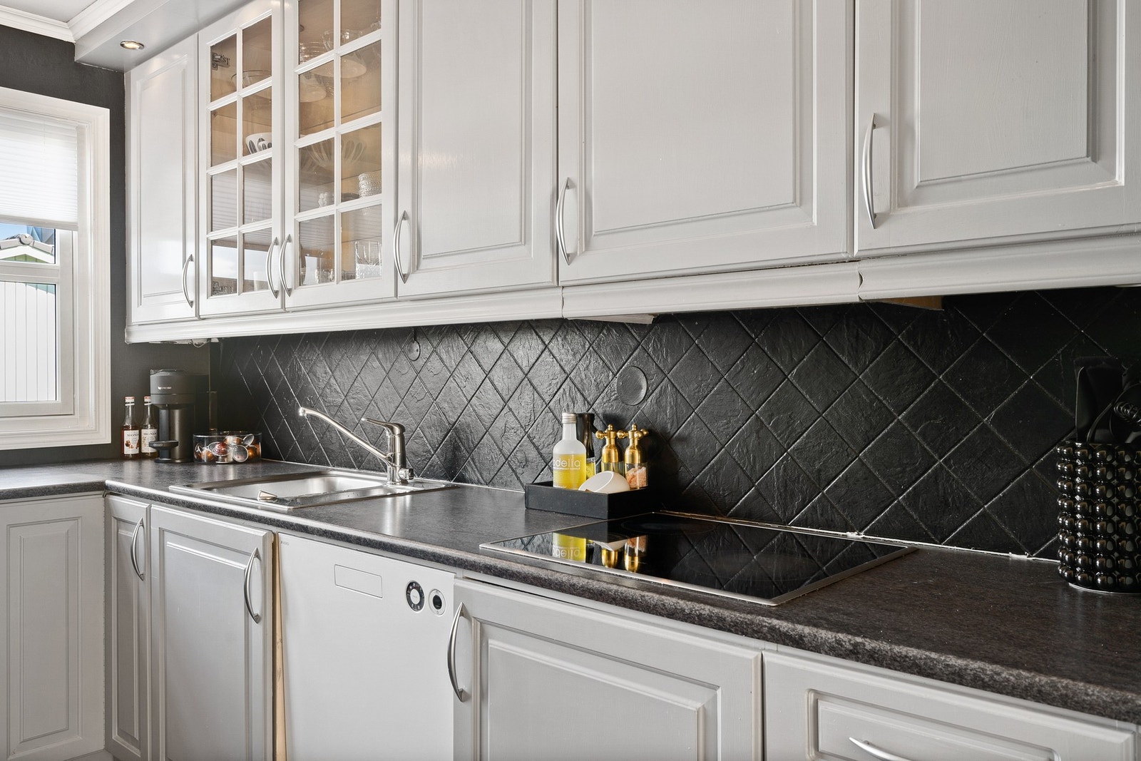 God skap- og benkeplass på kjøkkenet. Galleribilde