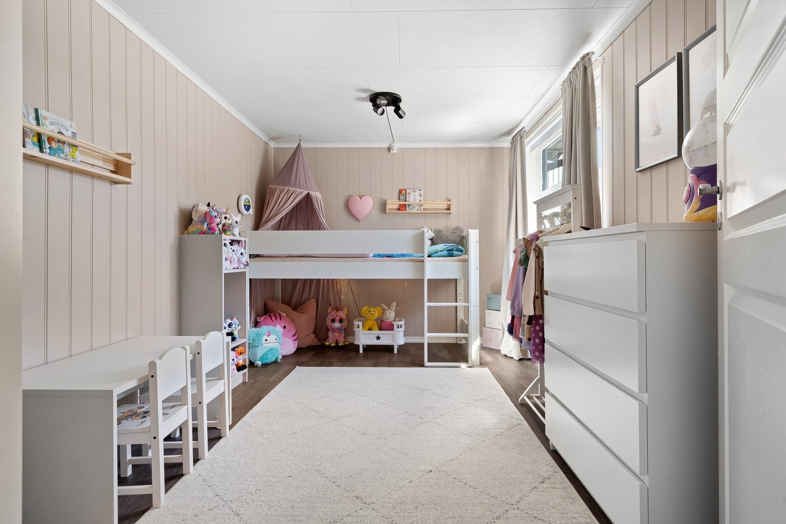 Romslig soverom på 10,9 kvm. Galleribilde