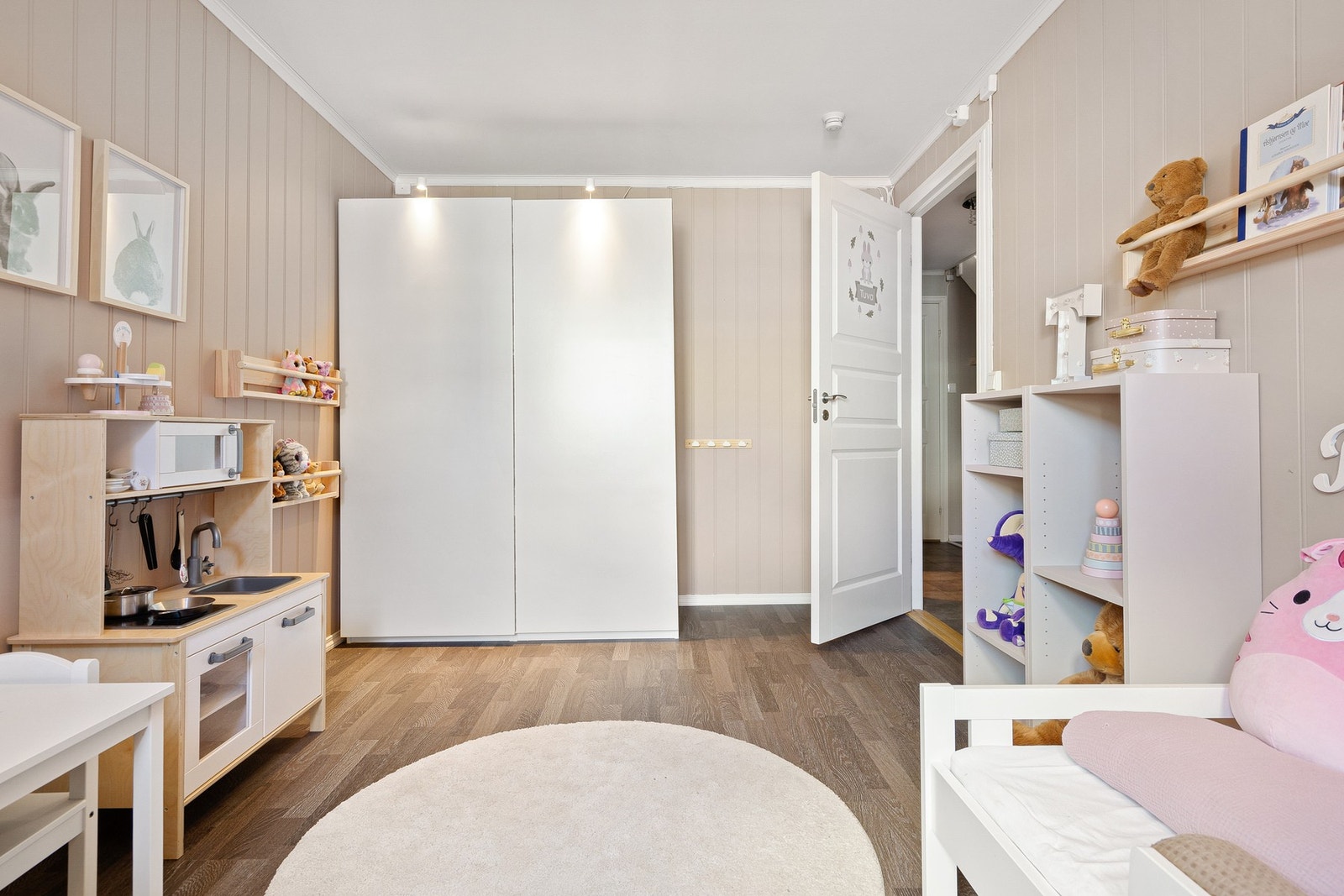 God plass til seng, garderobeløsning og ønsket møblement. Galleribilde