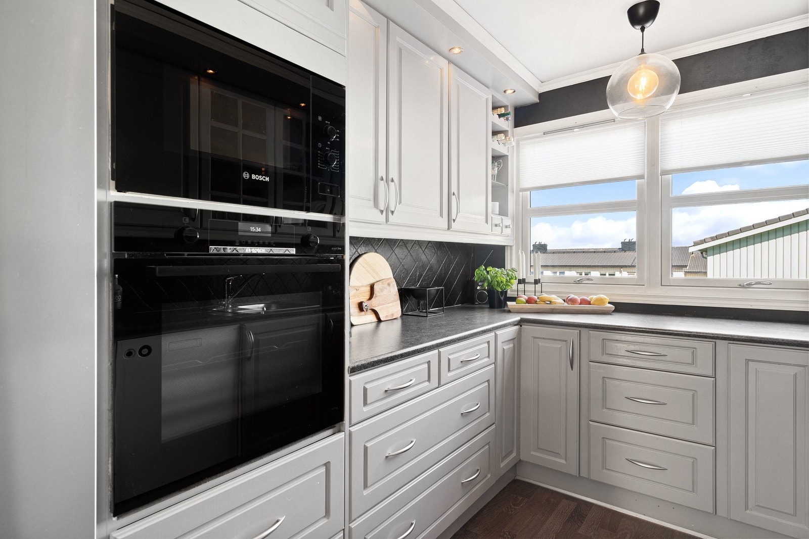 Kjøkkenet har integrerte hvitevarer som platetopp, stekeovn og mikrobølgeovn samt opplegg for oppvaskmaskin. Galleribilde