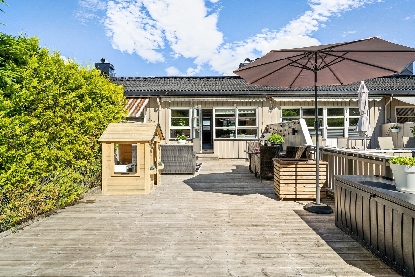 Flott og innholdsrikt rekkehus over 2 plan med tilbaketrukket beliggenhet i borettslaget. Galleribilde