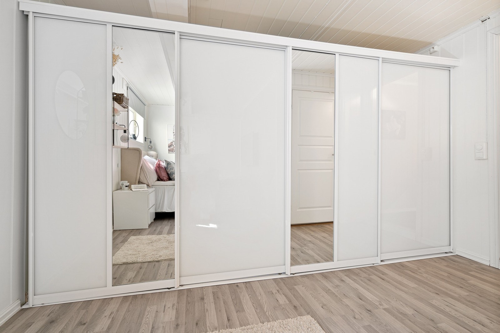 Stor skyvedørsgarderobe på soverommet. Galleribilde