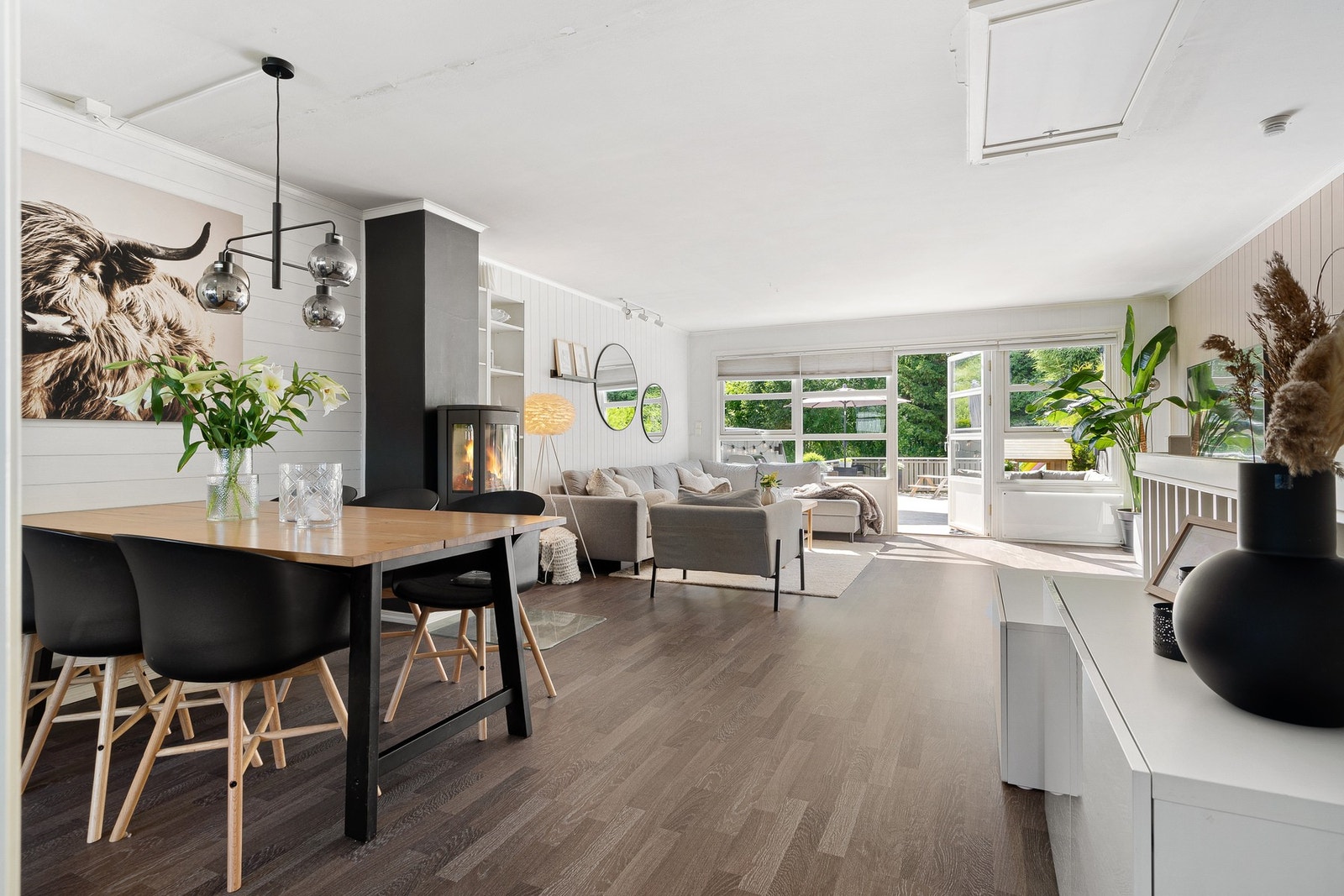 Boligen varmes opp via elektrisitet og vedfyring. Galleribilde