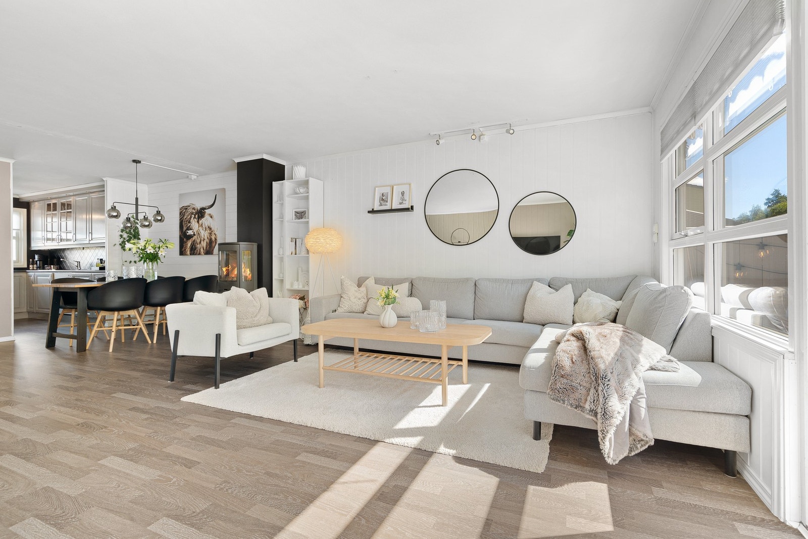 Store vindusflater gir godt med lysinnslipp og skaper en god romfølelse. Galleribilde