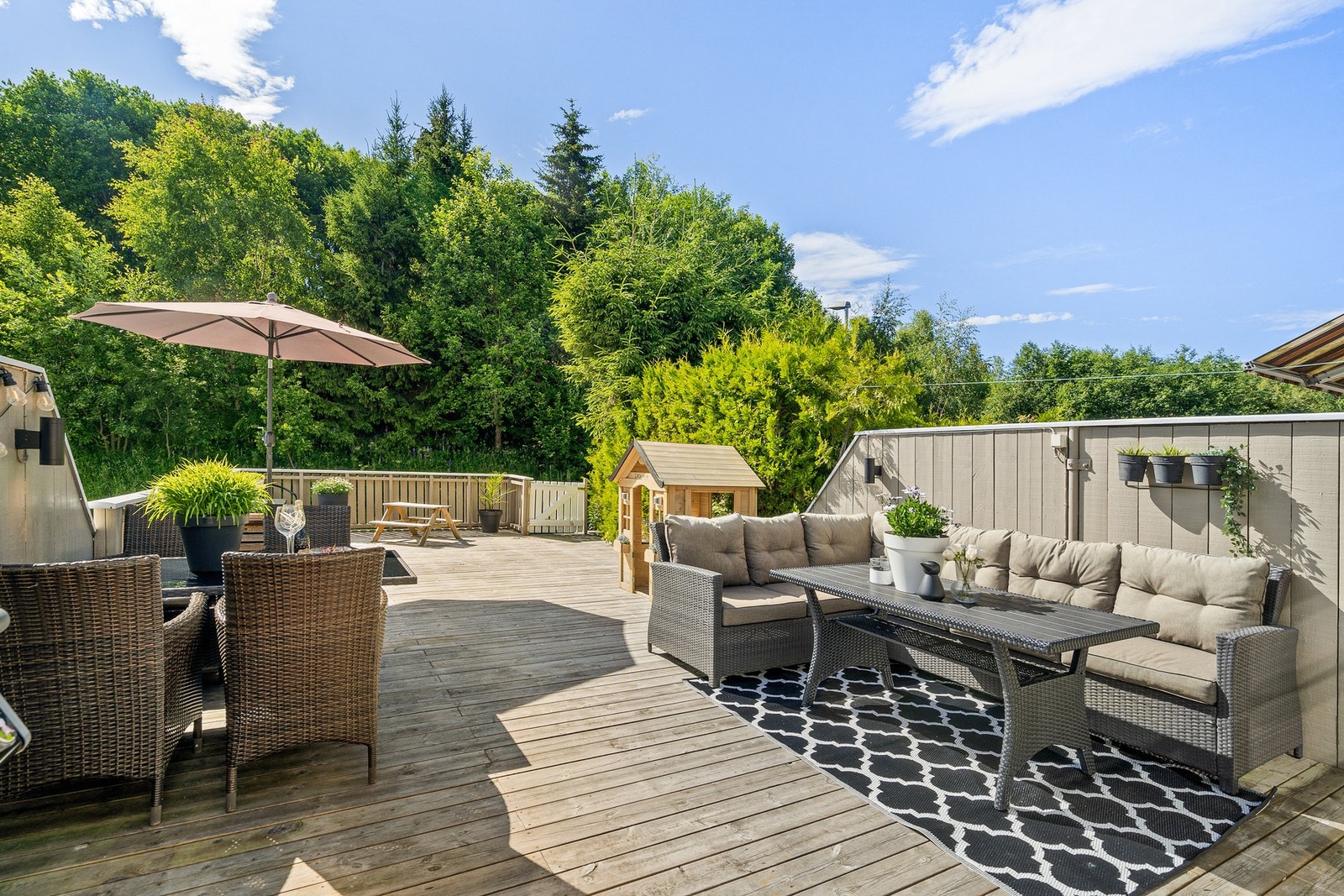 Vestvendt terrasse med fantastiske solforhold. Galleribilde