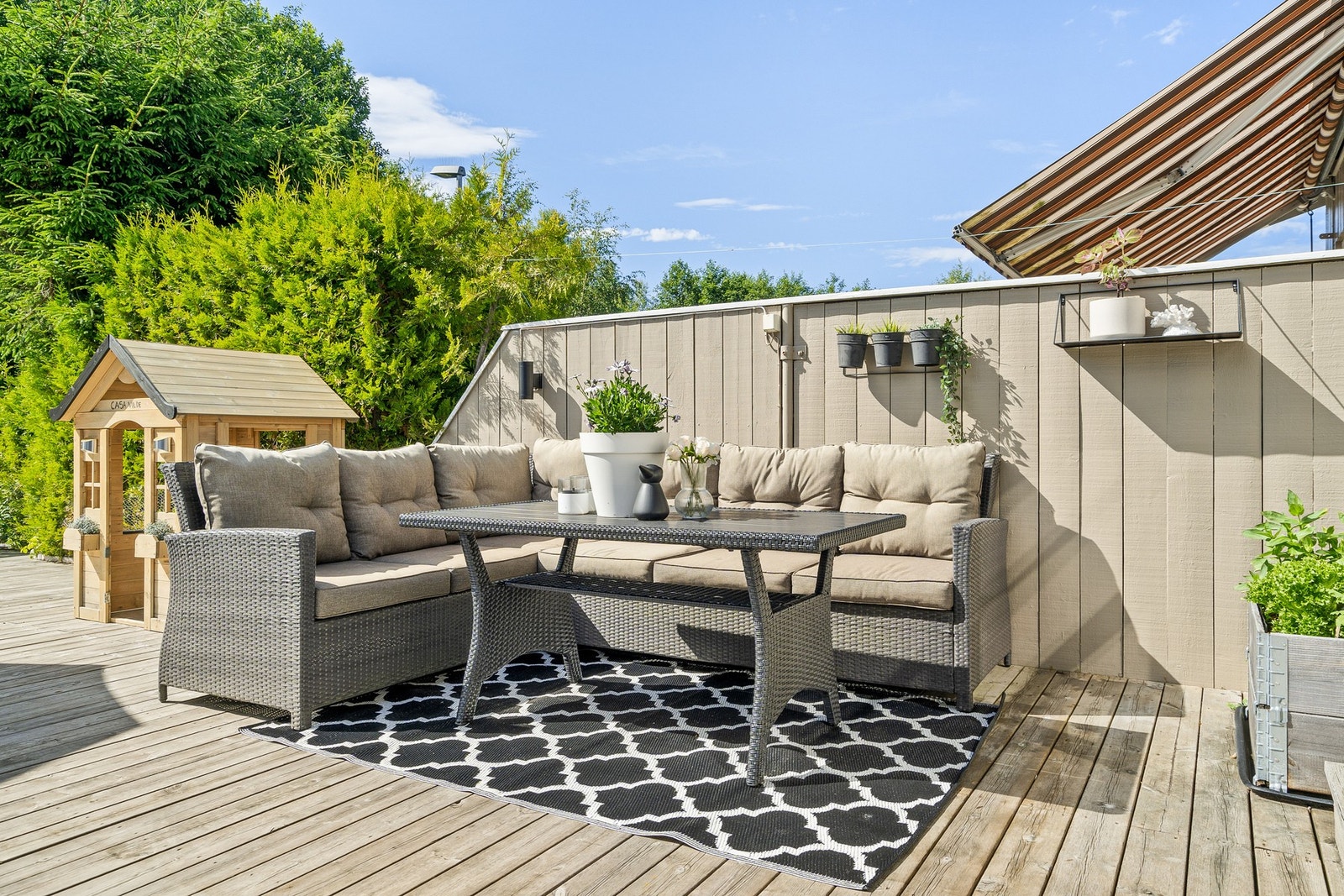 Her sitter man skjermet på terrasse som er vendt mot friområde. Galleribilde