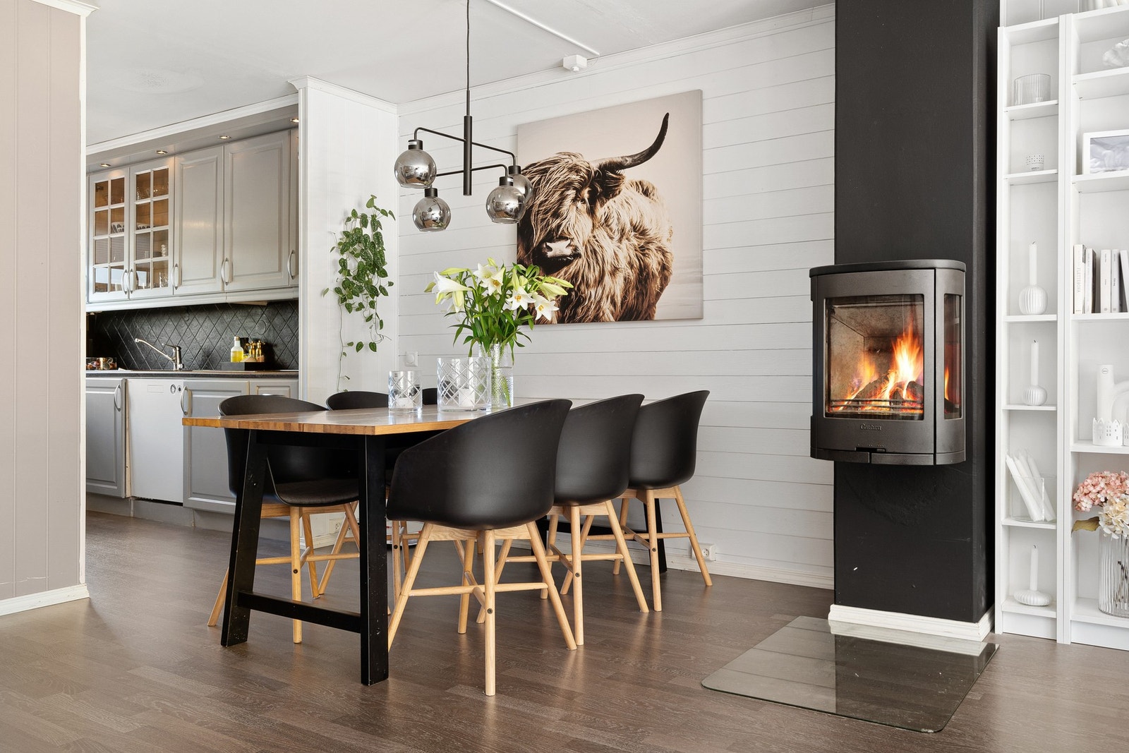 Plass til spisegruppe for hele familien i naturlig tilknytning til kjøkkenet. Galleribilde