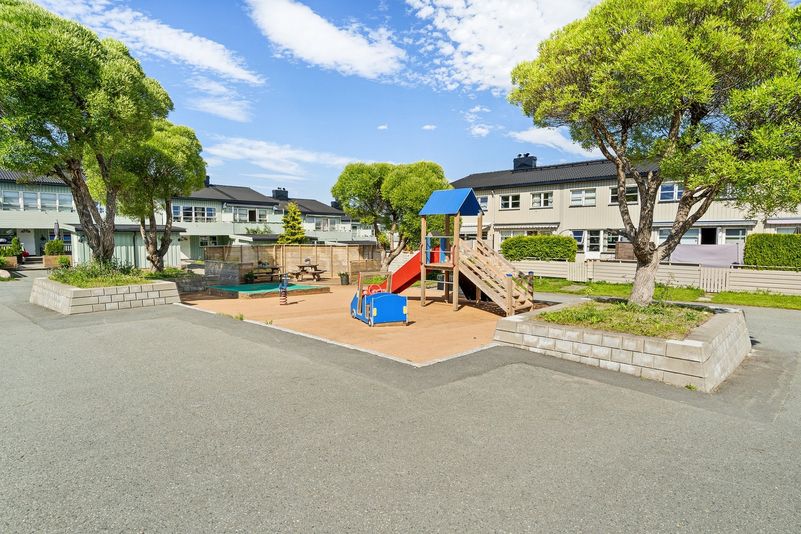 Flotte fellesarealer og oppgraderte lekeplasser i borettslaget. Velkommen til visning! Galleribilde