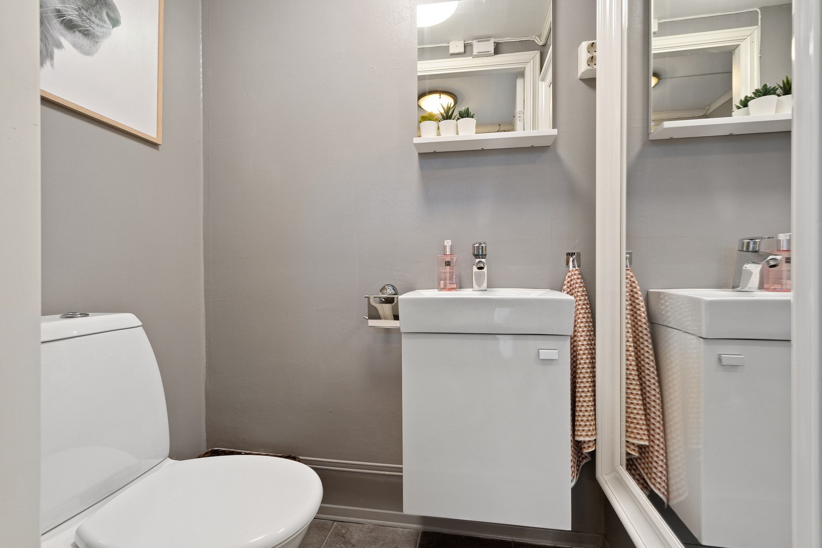 Separat toalettrom og praktisk vaskerom i underetasje. Galleribilde