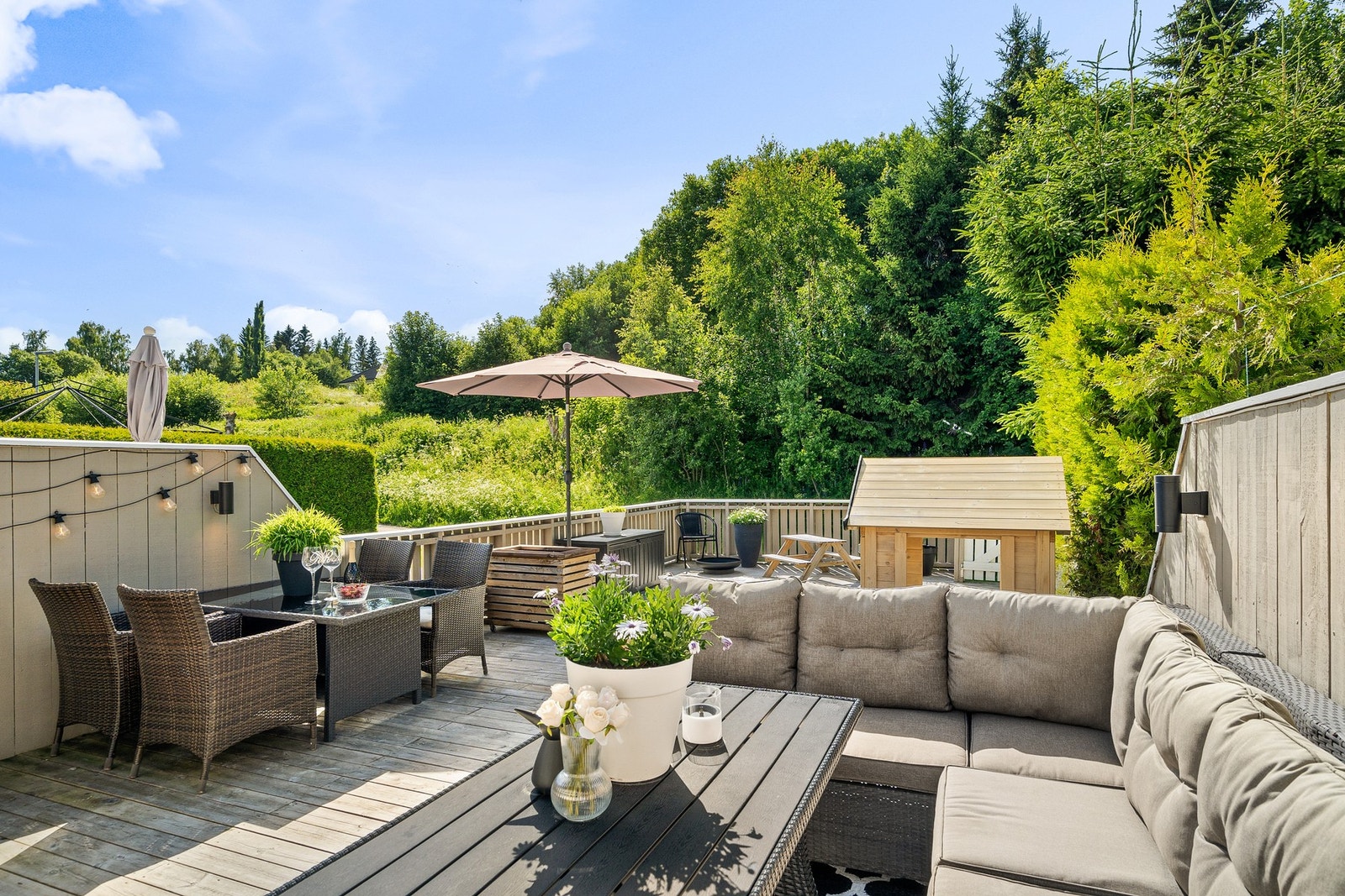 Solrike uteområder vendt mot friområde. Galleribilde