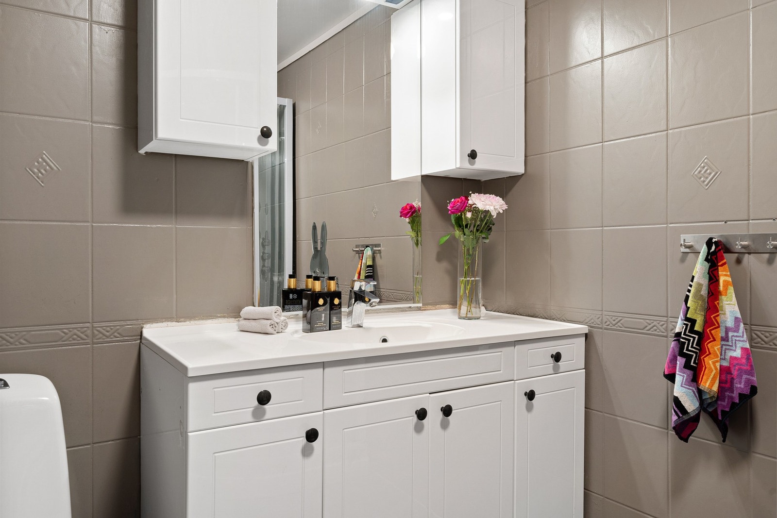 Baderomsinnredning med god oppbevaringsplass. Galleribilde