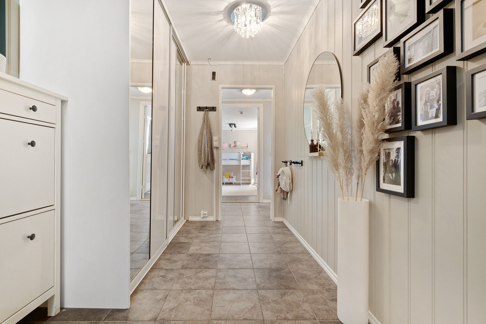 Boligen er malt i behagelige farger og fremstår lys og luftig. Galleribilde