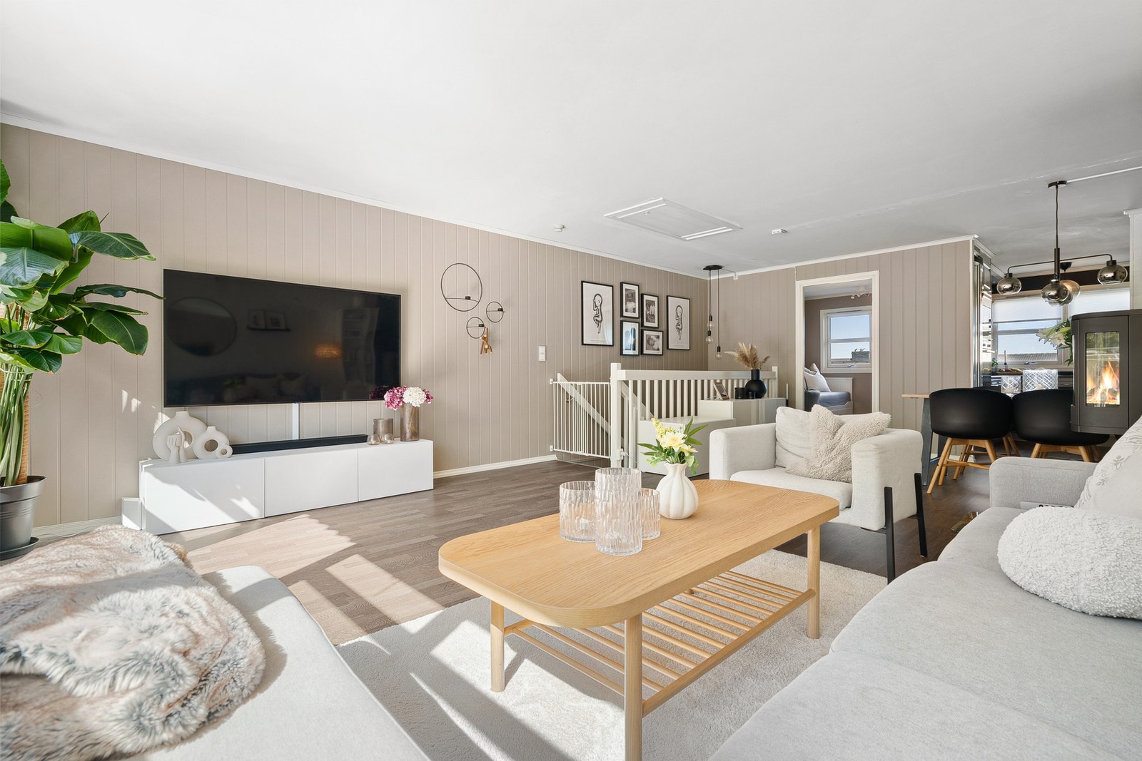 Lys og innbydende stue på 35,2 kvm med gode møbleringsmuligheter som skaper ulike soner i rommet. Galleribilde