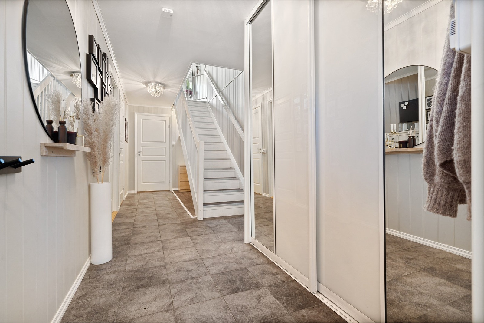 Innbydende entré med praktisk skyvedørsgarderobe. Galleribilde