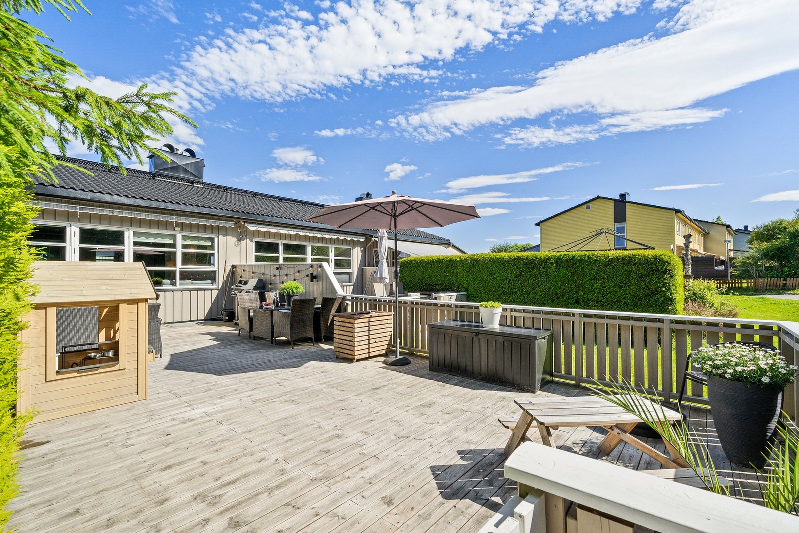 Terrasse på 52,4 kvm med god plass til flere sittegrupper og ønsket utemøblement. Galleribilde