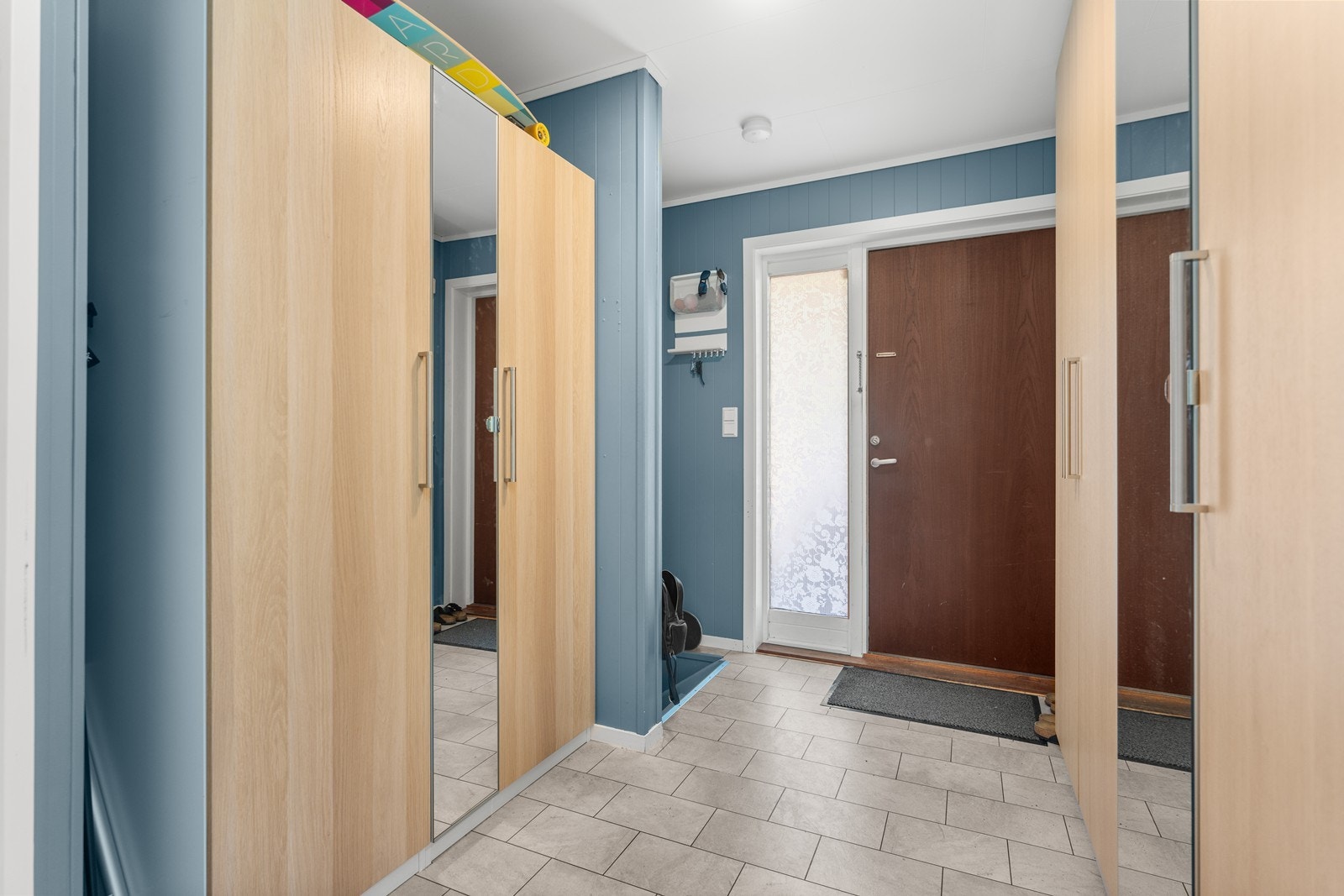 Inngang er malt i moderne farger og har stor praktisk garderobe. Galleribilde