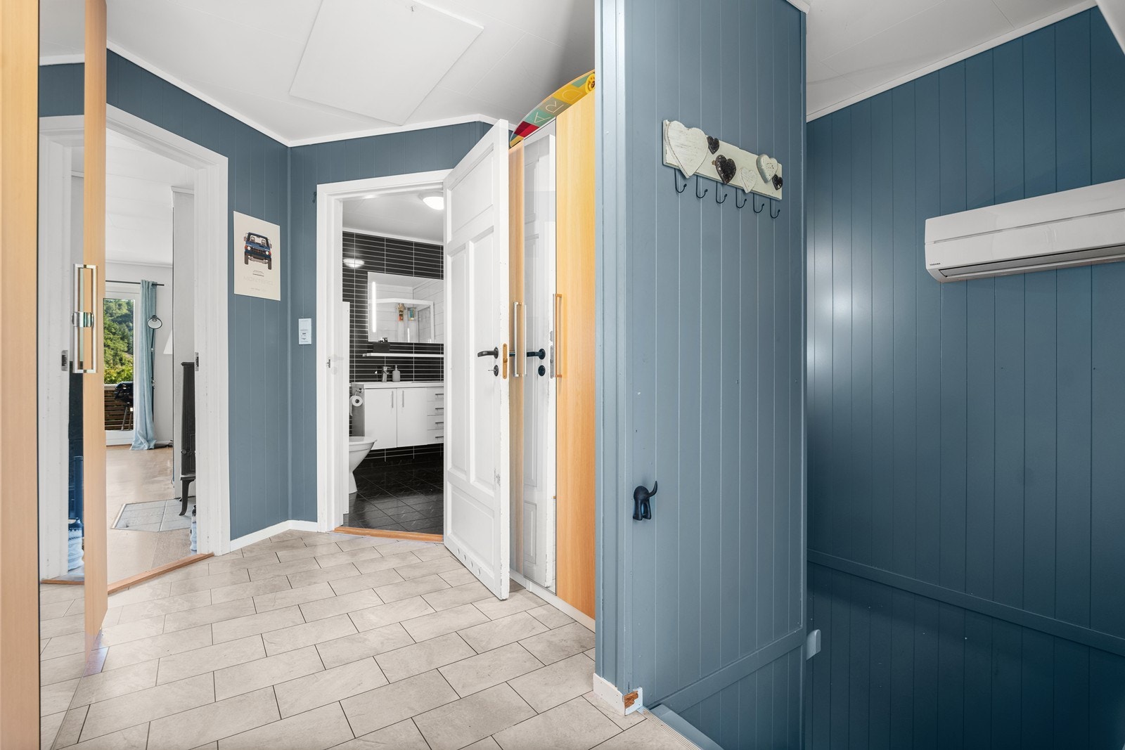 Her er dør til venstre inn til stue og videre inn til kjøkken og dør til høyre er badet. Galleribilde