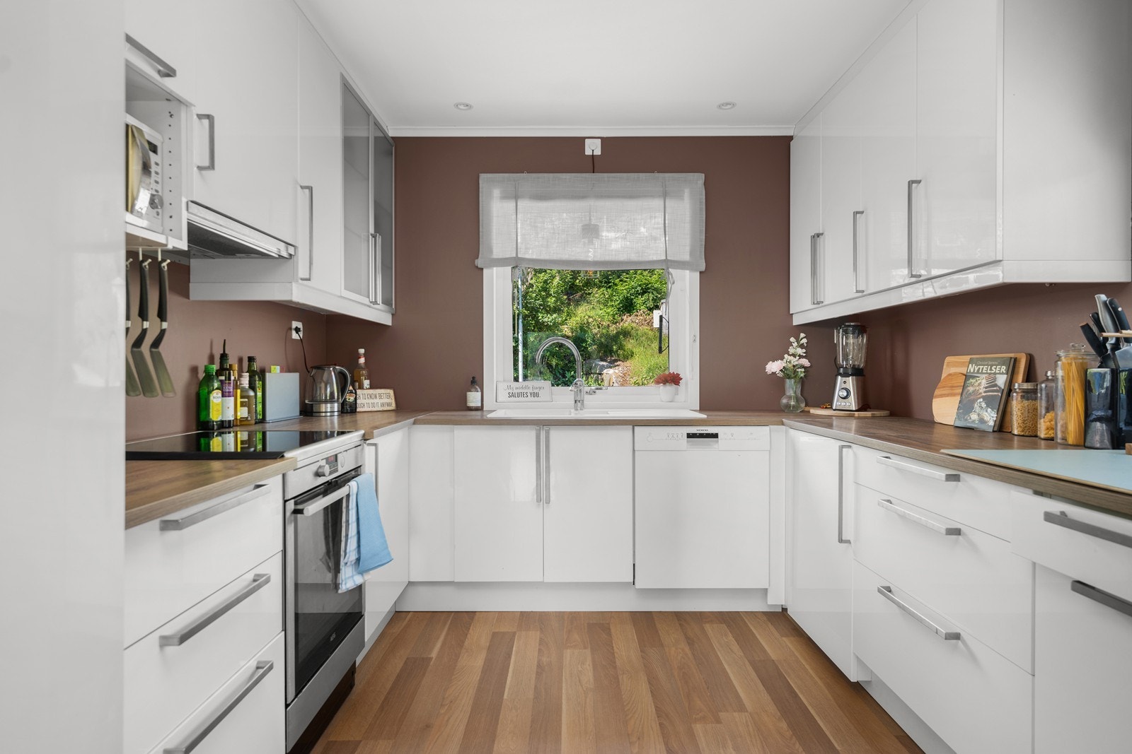 Her er laminatgulv, malte slette vegger og en malt slett himling med spotter. Galleribilde