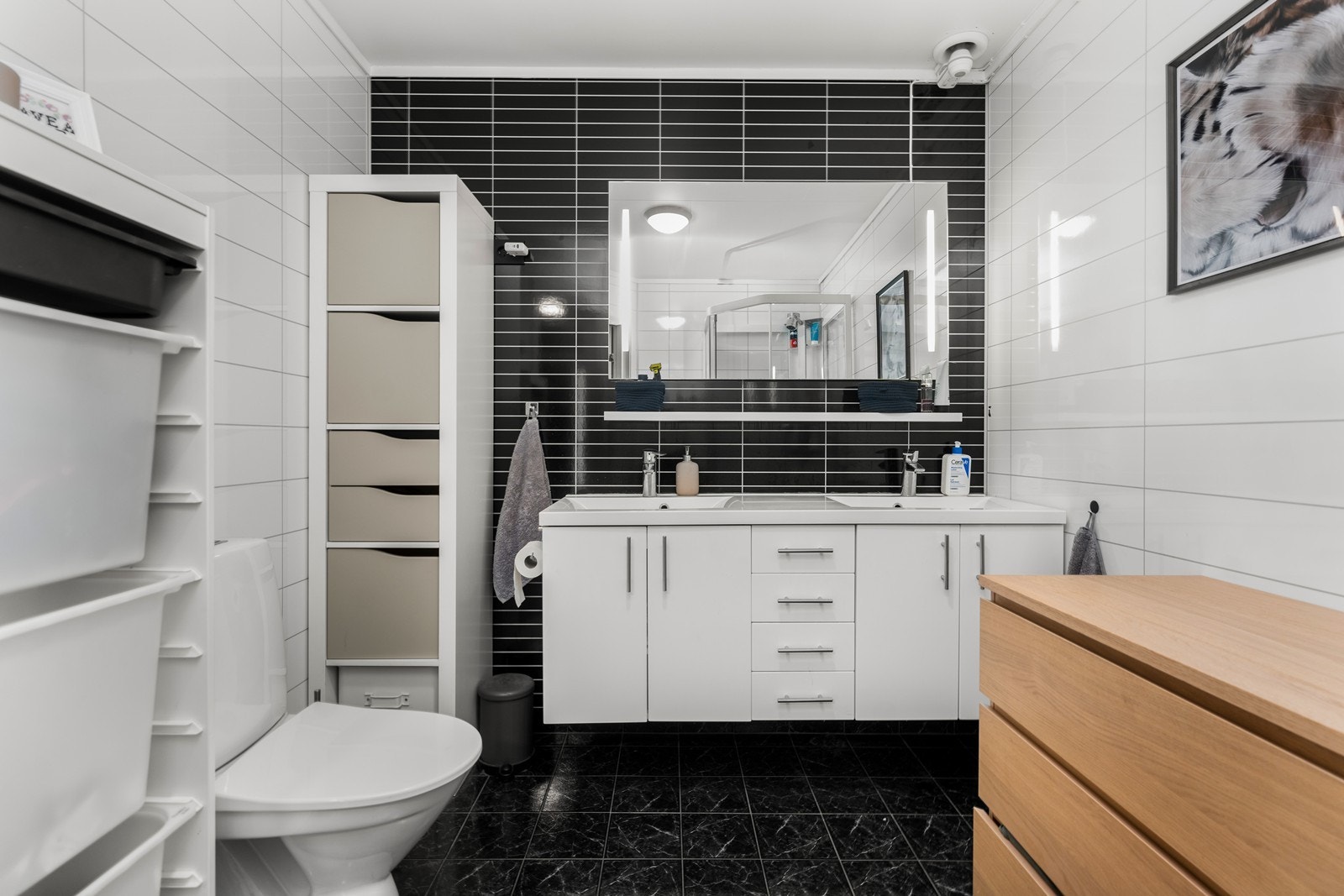 Badet ble oppgradert i 2017 og har flislagt gulv med elektriske varmekabler. Galleribilde