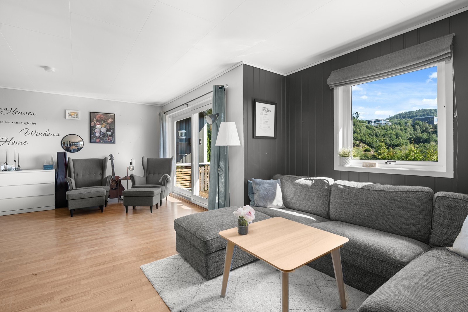 I stuen er det god plass til både sofagruppe og spisegruppe. Galleribilde