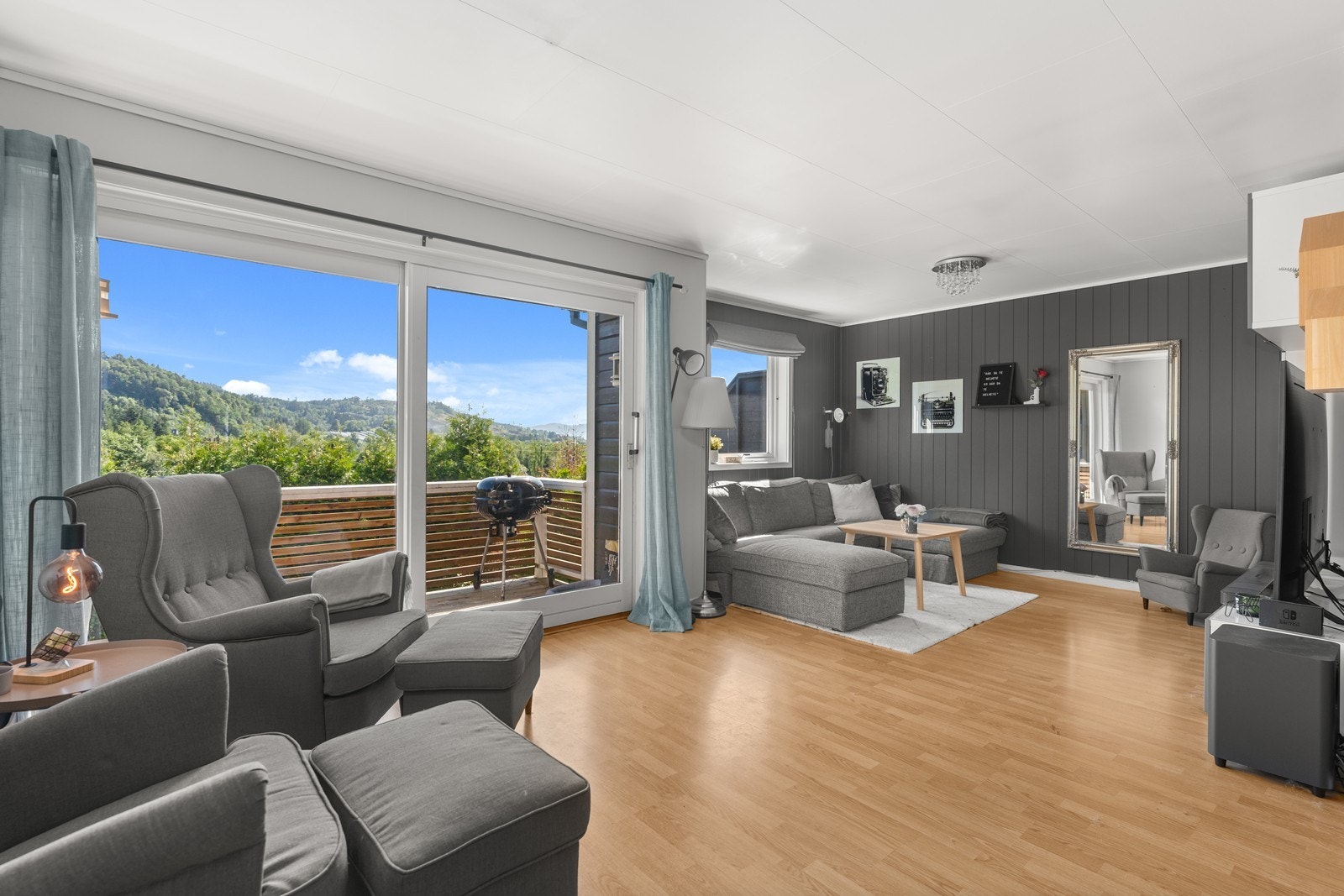 Fra stuen er det stor skyvedør ut til terrasse som også slipper inn godt med lys. Galleribilde