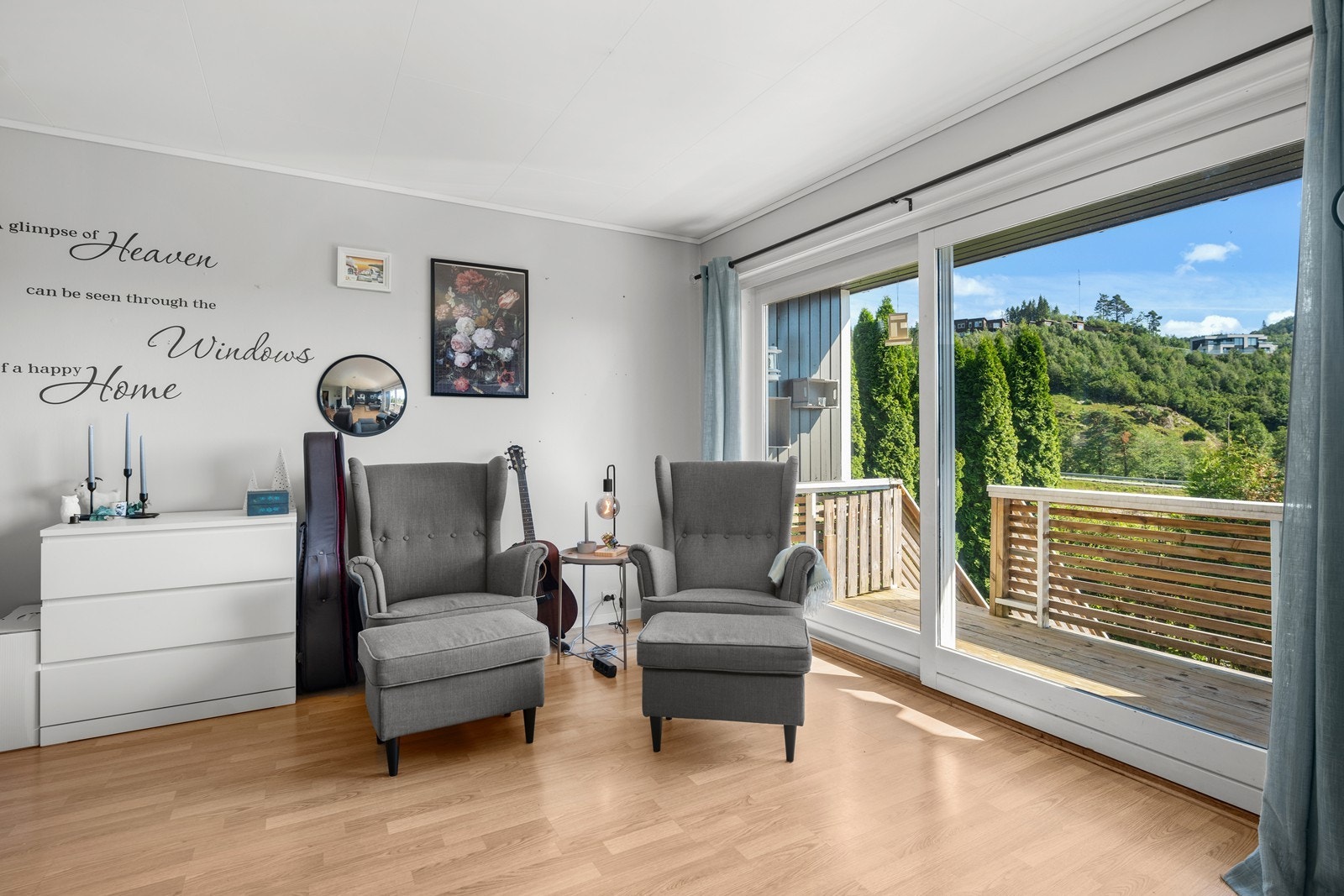 Veranda i front har fått noe oppgraderinger i tillegg til at det er trapp ned til hagen. Galleribilde