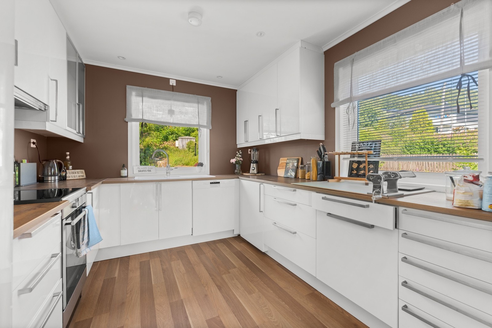 Kjøkken har nyere og tidløs innredning med integrerte hvitevarer. Galleribilde