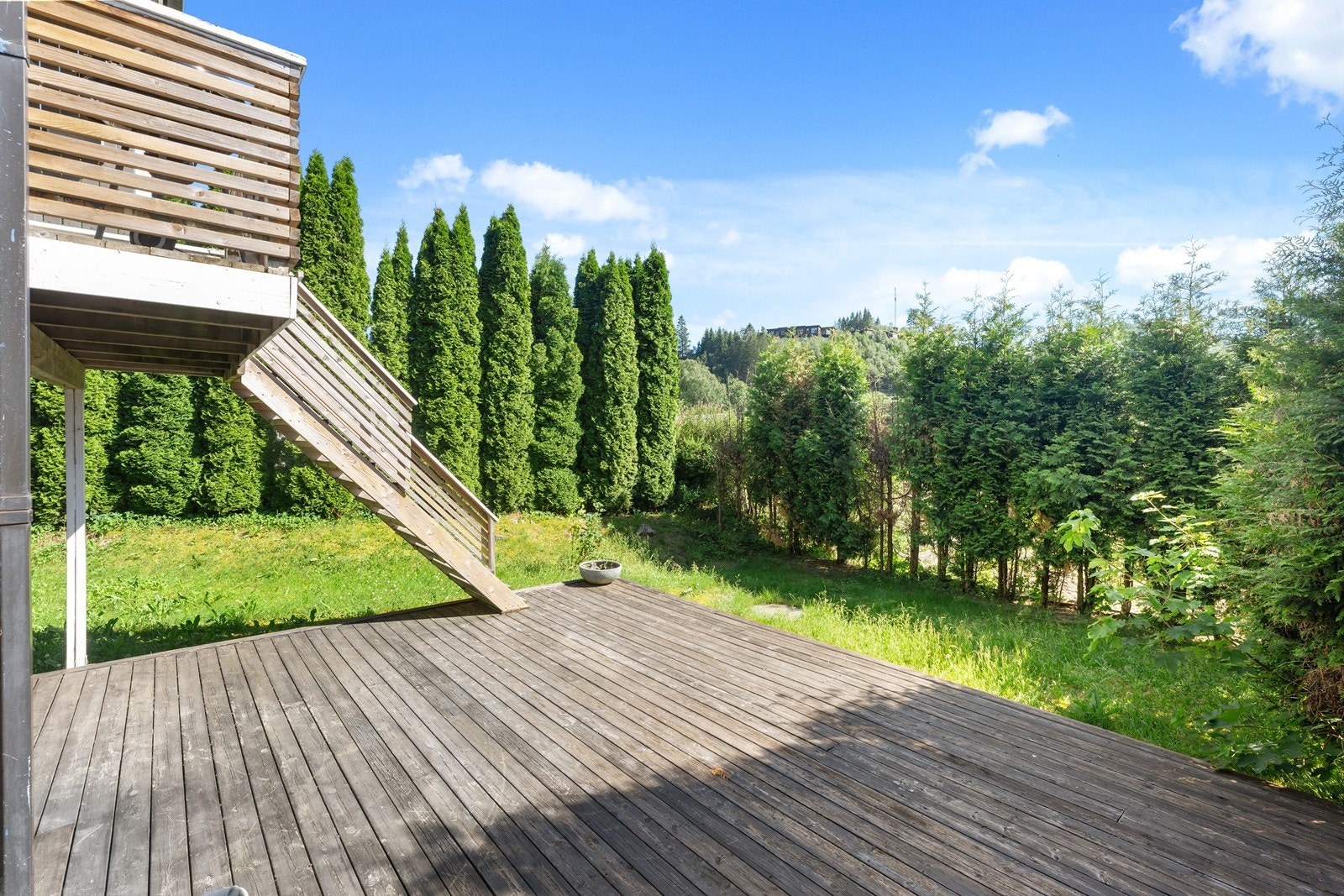 Usjenert hage med gode solforhold. Galleribilde