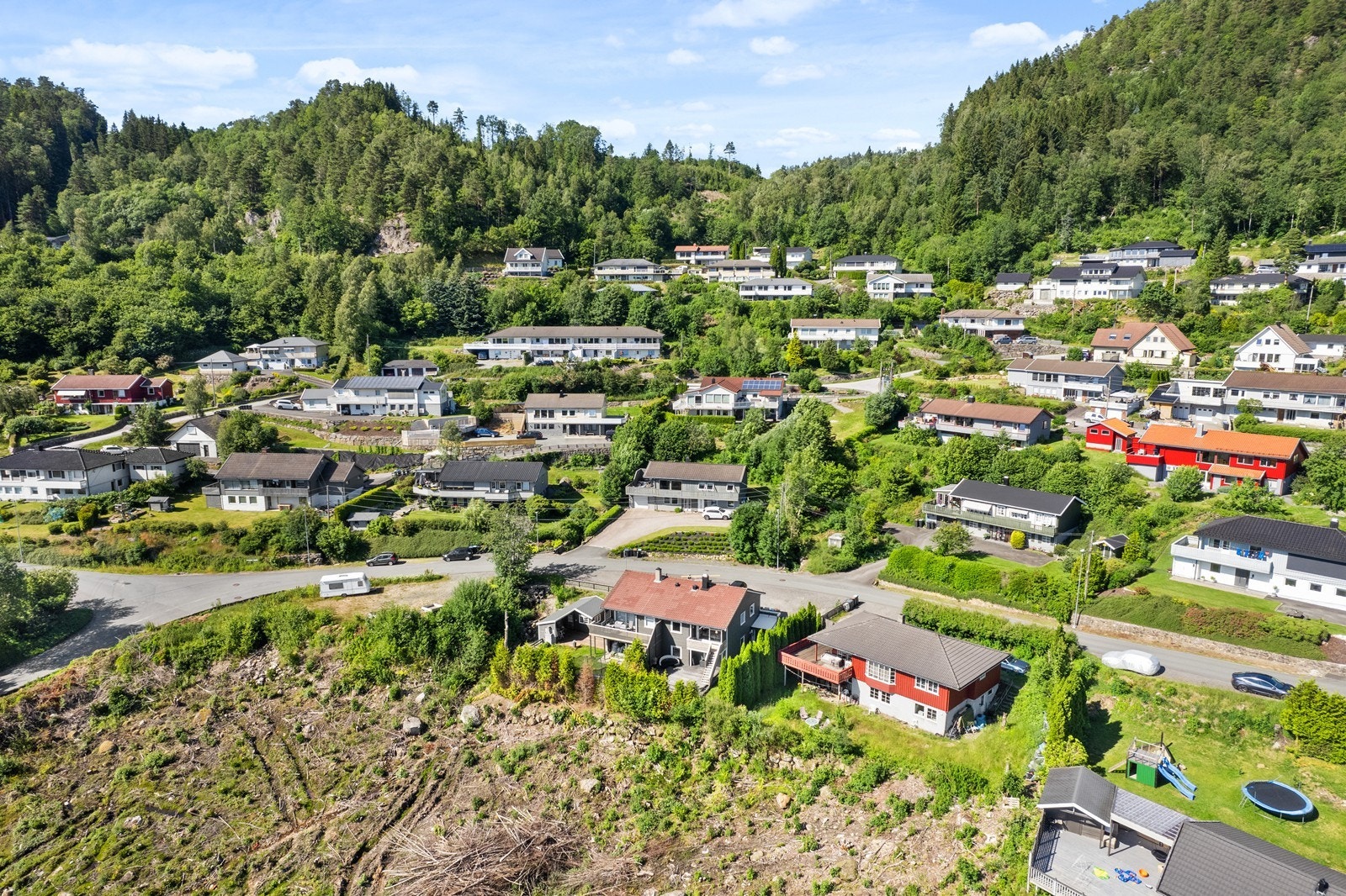 Kort vei til skole og idrettsanlegg, samt ca. 1 km
til Handelsparken. Ca. 4 km. til Lyngdal sentrum. Galleribilde