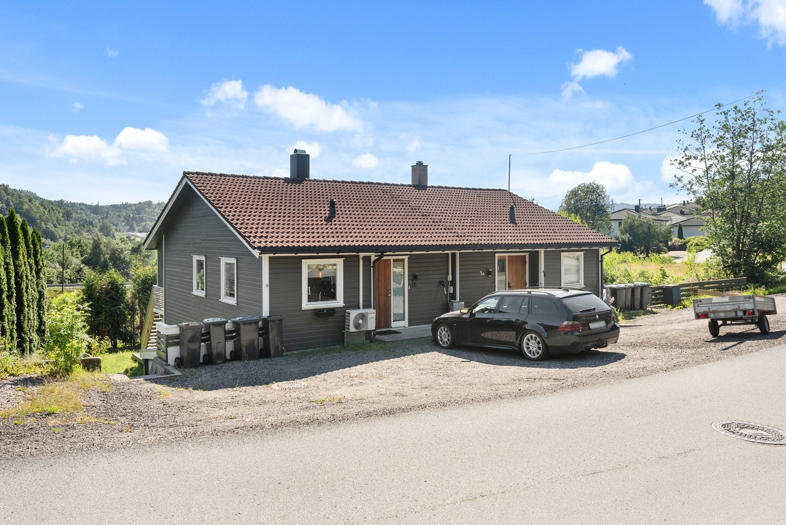 Gode parkeringsmuligheter like utenfor døren. Her er gruset tun. Galleribilde