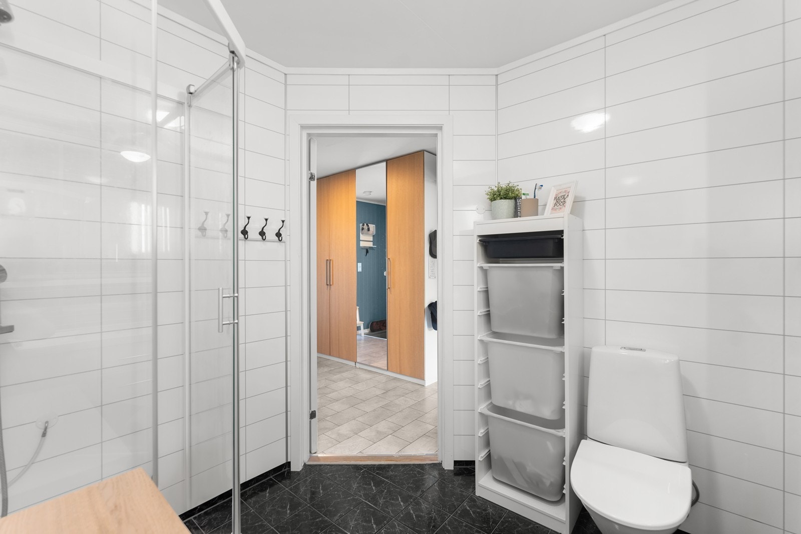 Rommet har innredning med nedfelt servant,
toalett og dusjvegger/hjørne. Galleribilde