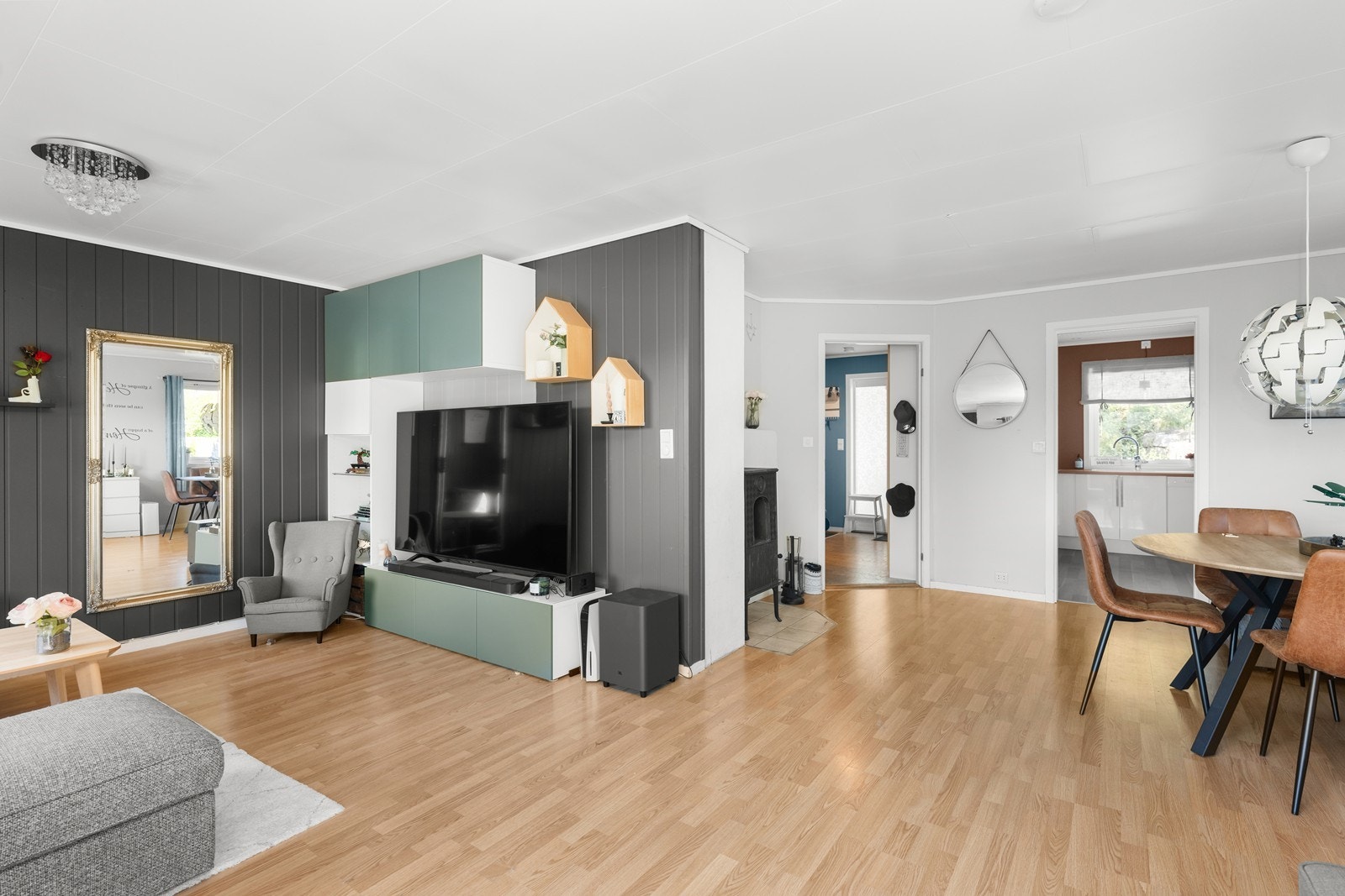 I stuen er det også vedovn til oppvarming. Galleribilde