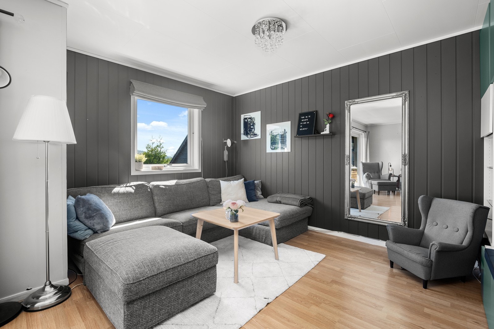 Her er det koselig tv-krok som er malt i moderne mørke farger. Galleribilde