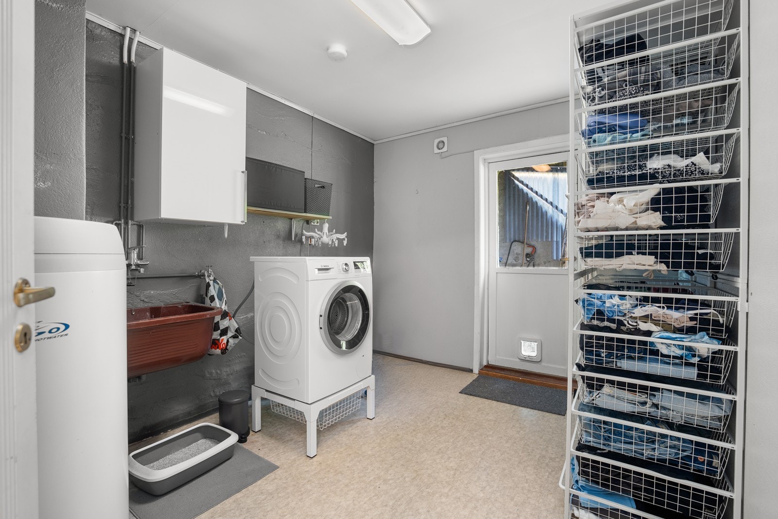 Vaskerom har utgang til platting med overbygg. Galleribilde