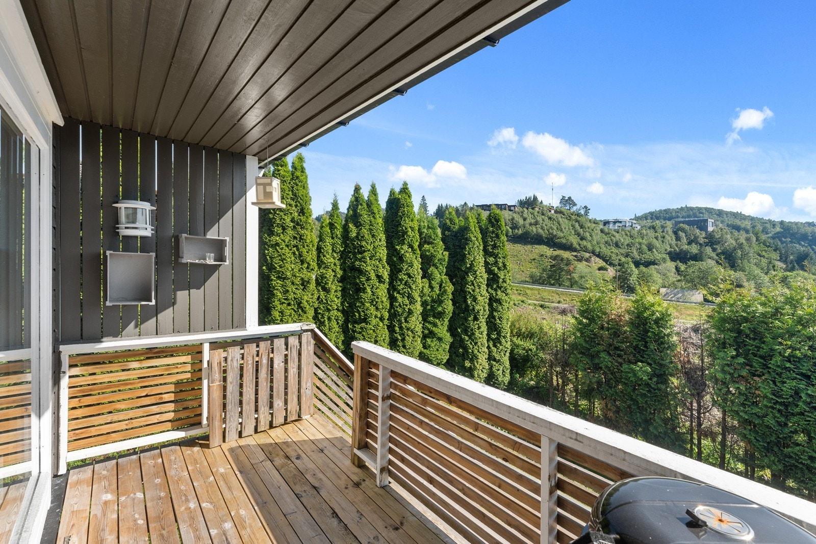Terrasse ut fra hovedetasje er på 6 kvm. og har overbygg. Galleribilde