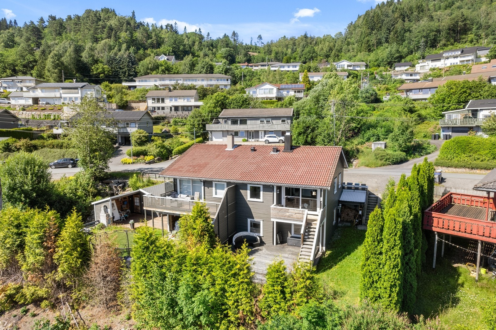Eiendommen ligger i et etablert boligområde i Romskogen. Galleribilde