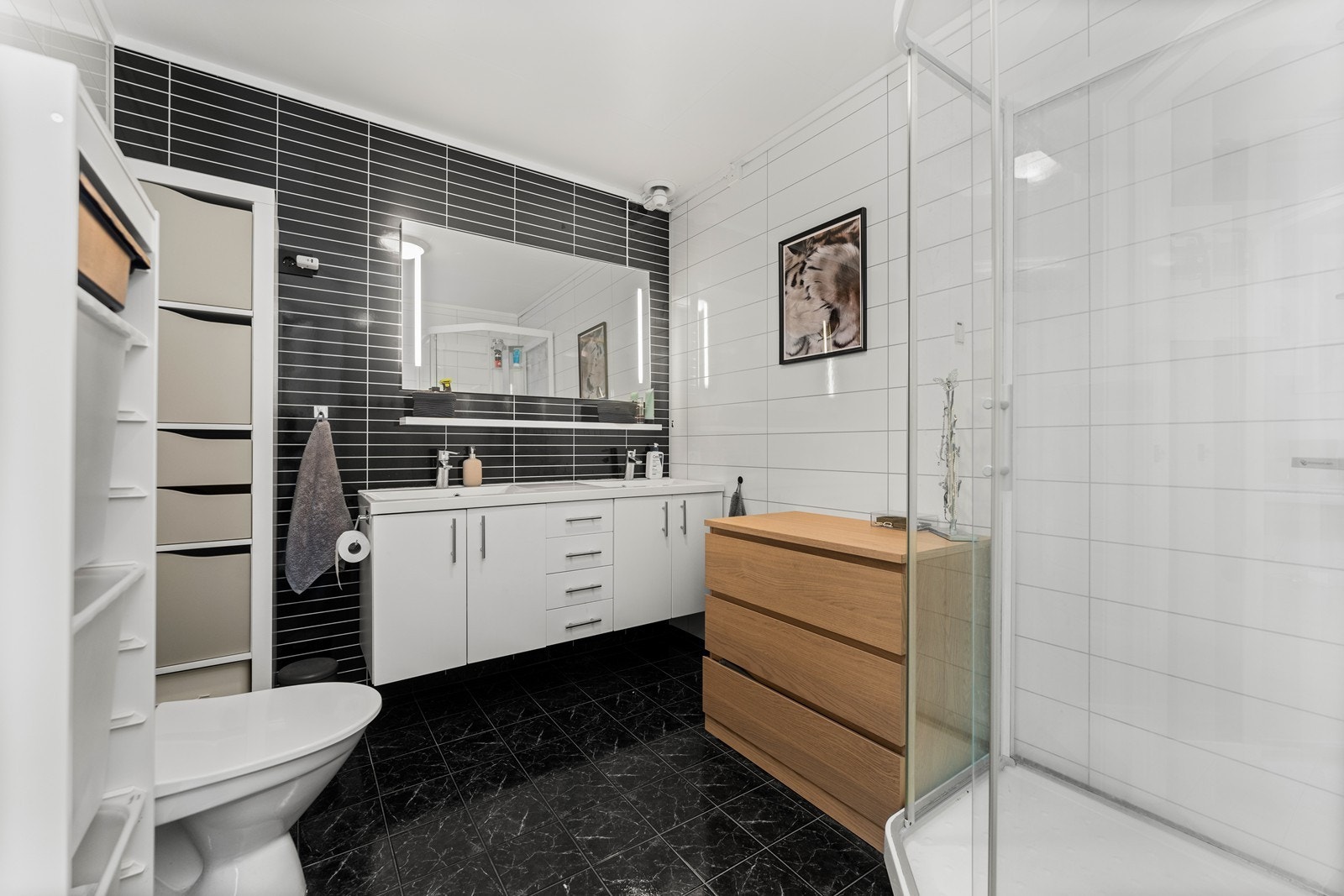 Rommet har innredning med 2 nedfelte
servanter, toalett og dusjkabinett. Galleribilde