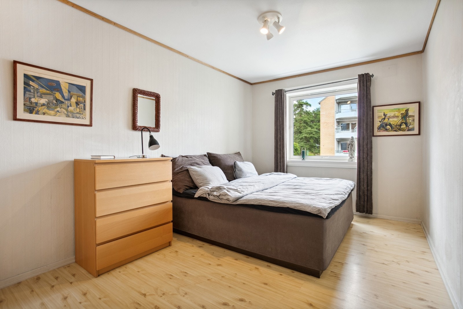 Lyst og luftig soverom av god størrelse. Galleribilde