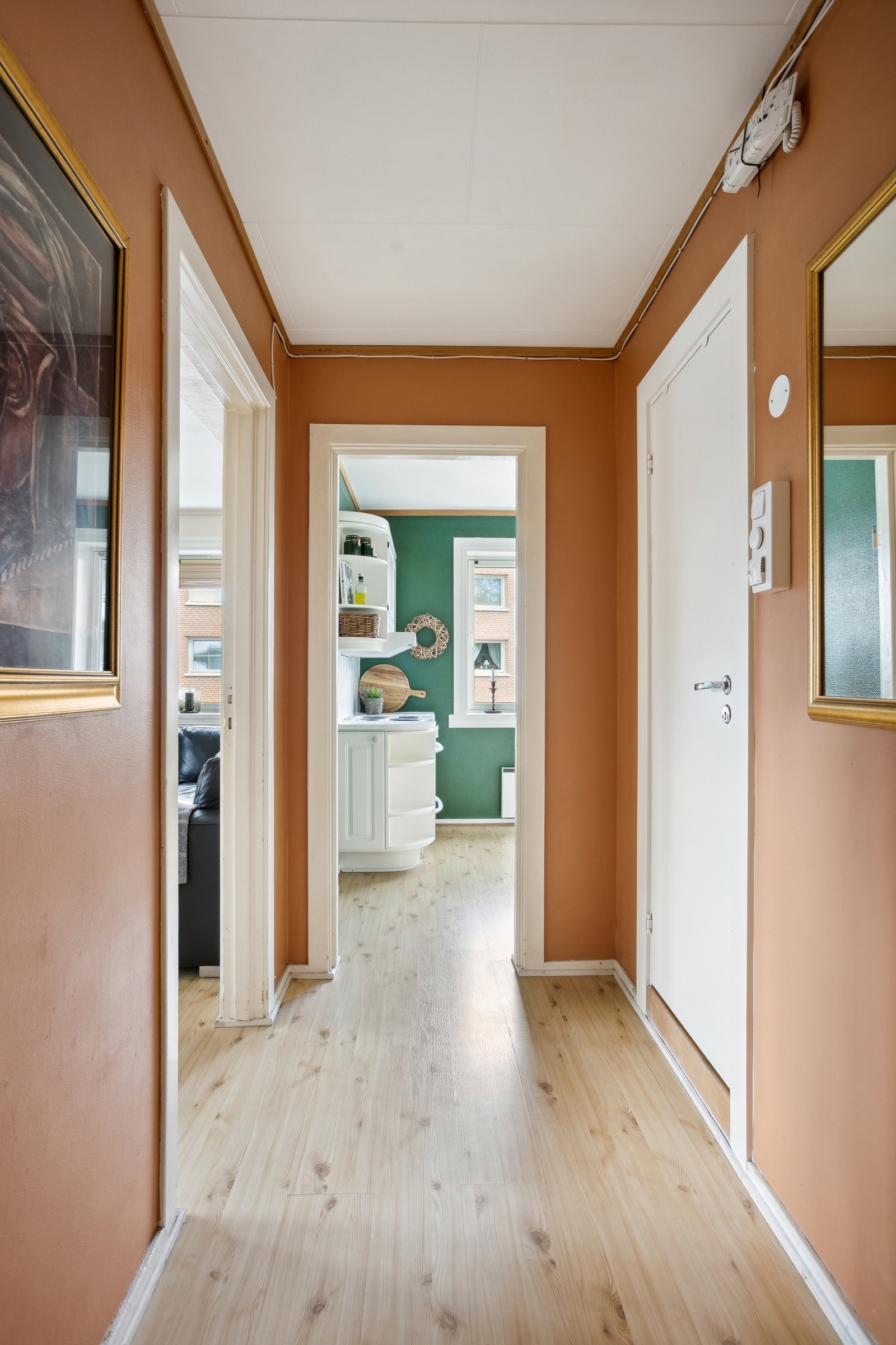 Innbydende, praktisk entré med plass til å henge fra seg yttertøy og sette fra seg sko. Galleribilde
