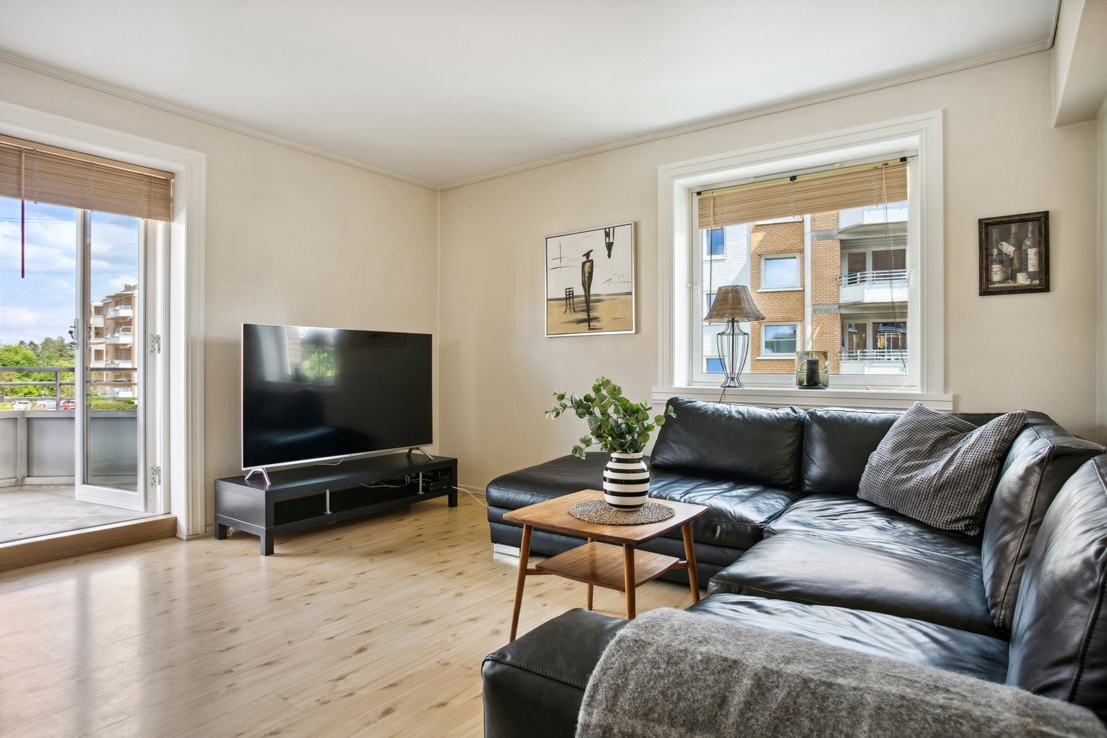 Stuen har god plass til sofagruppe, mediemøblement og spisebord. Galleribilde
