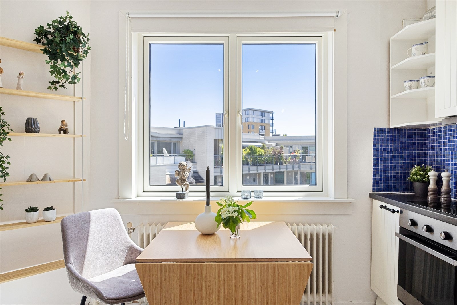 Stort vindu som slipper inn godt med naturlig lys og som har et flott utsyn. Galleribilde