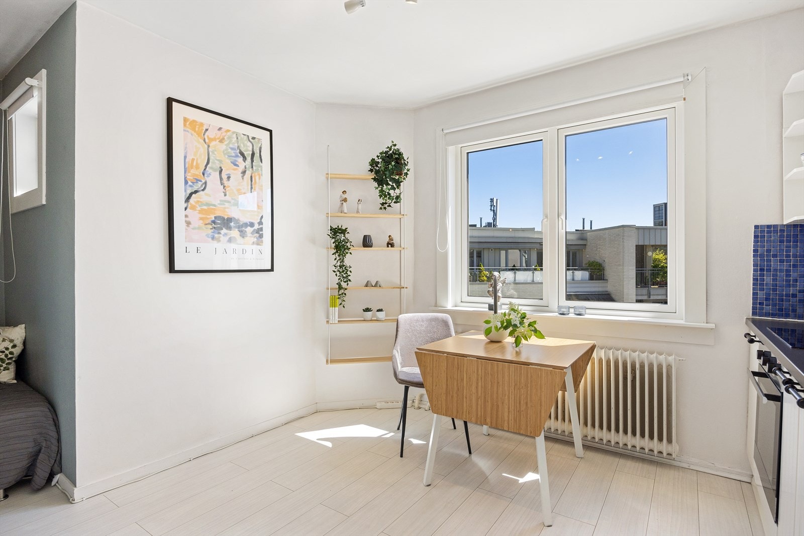 Nordvik v/Konstantin Karlsson ønsker velkommen til en pen og lys topp -og hjørneleilighet i et svært attraktivt område på Bjølsen. Galleribilde