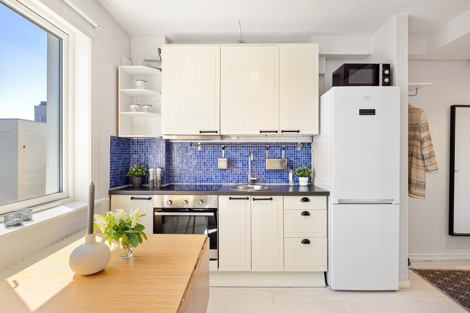 Leiligheten har flott laminat på gulv og malte glatte flater. Galleribilde