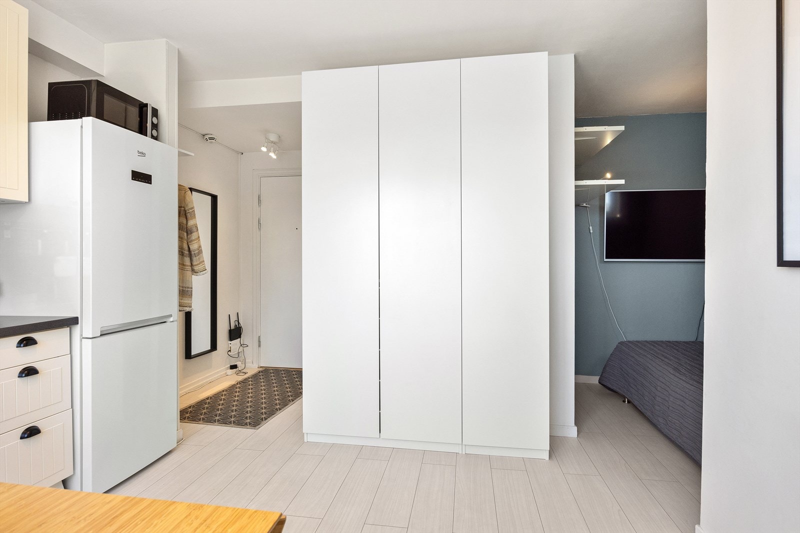 I stuen er det et romslig garderobeskap med plass til klær og annet utstyr. Galleribilde