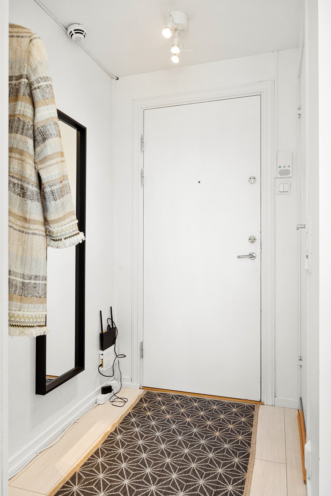 Åpen entré hvor du enkelt kan henge i fra deg yttertøy og sko. Galleribilde