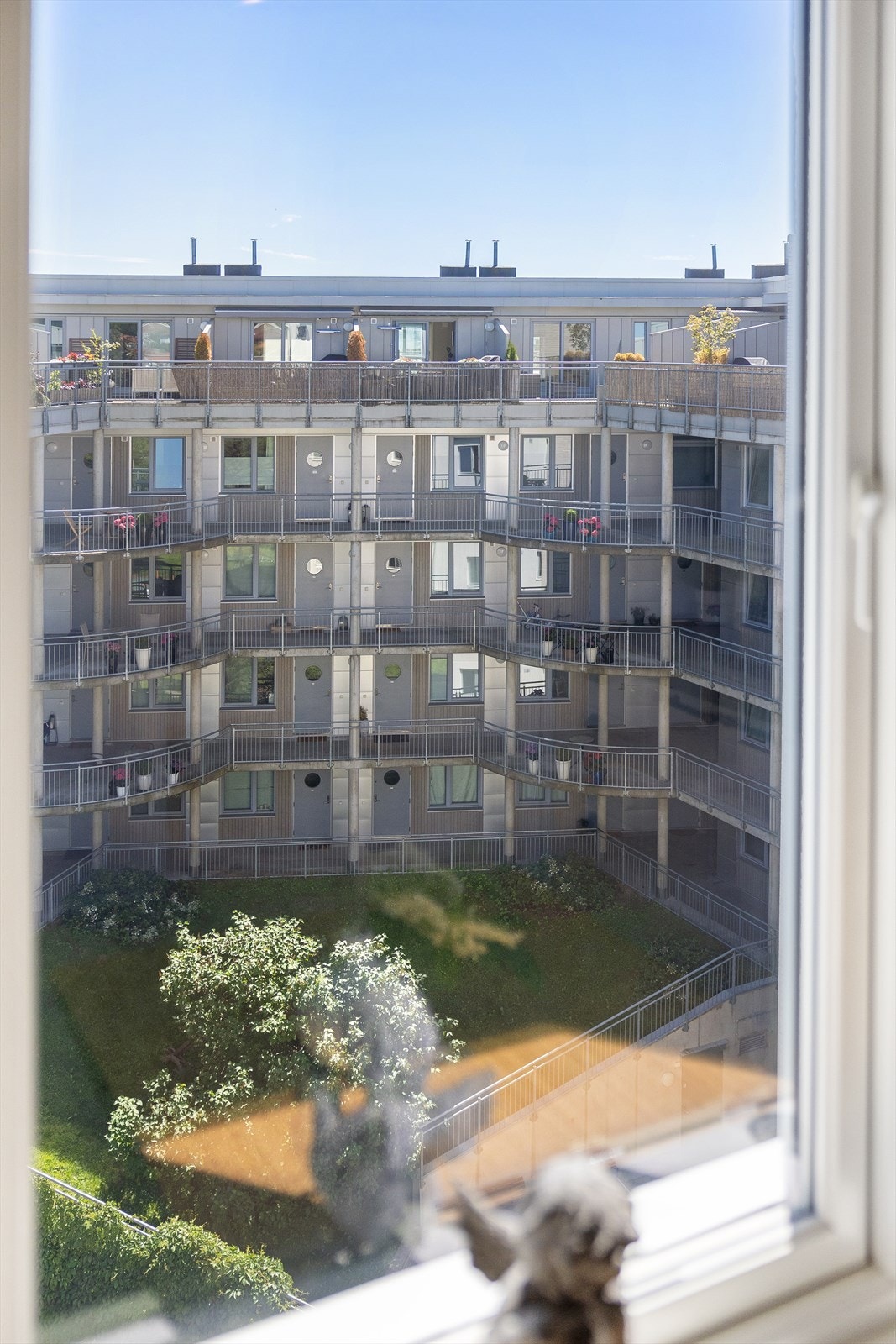 Leiligheten vender mot rolig gårdsrom. Galleribilde