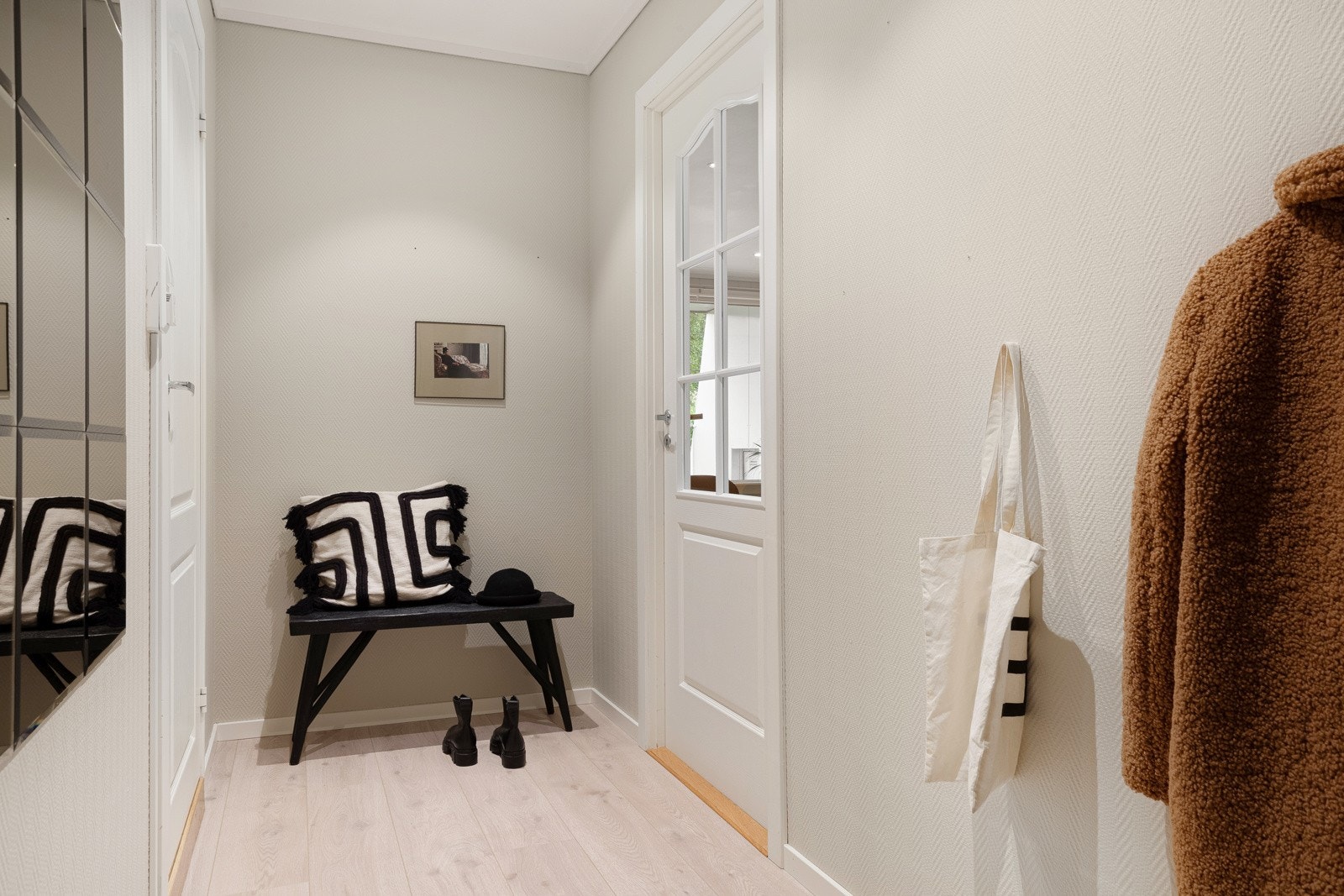 Entréen er malt i en lys og moderne farge og utformingen gir god plass til oppbevaring av yttertøy og sko. Fra entréen er det tilkomst til leilighetens stue, bad og toalett. Galleribilde