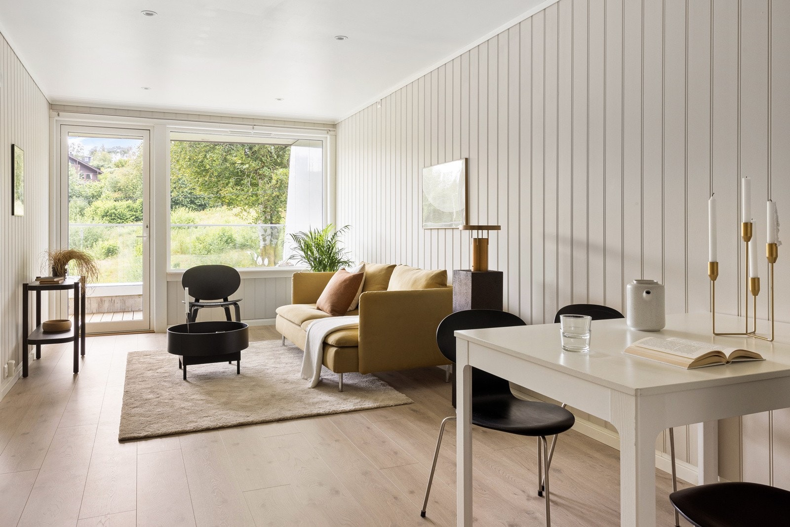 Rommet gir god plass til spisebord og sittegruppe. Galleribilde